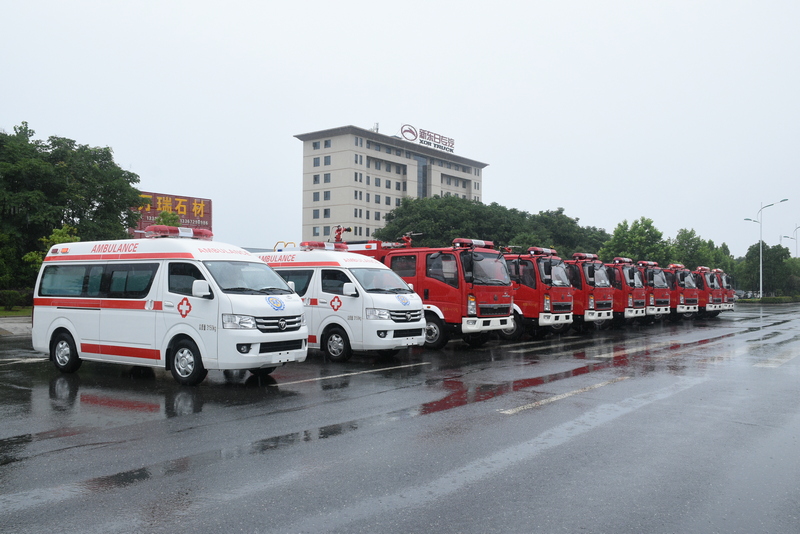 2輛福田G7救護(hù)車(chē) 10輛豪沃消防車(chē) 出口檢驗(yàn)合格準(zhǔn)備發(fā)車(chē)?yán)? class=